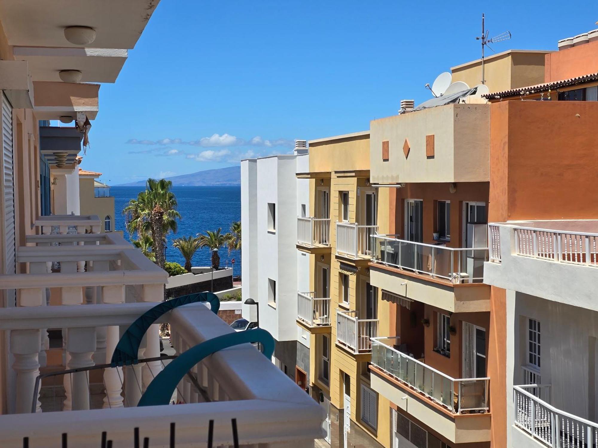 Beautiful Renovated Apartment With Air Conditioning Just Steps From The Sea In Playa San Juan Екстер'єр фото